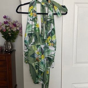 Nicole Miller Beautiful plunge backless multiple ways